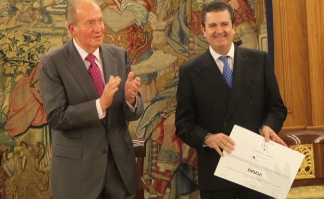 Su Majestad el Rey tras entregar el diploma que acredita el IX Premio FONDENA al presidente de Endesa, Borja Prado